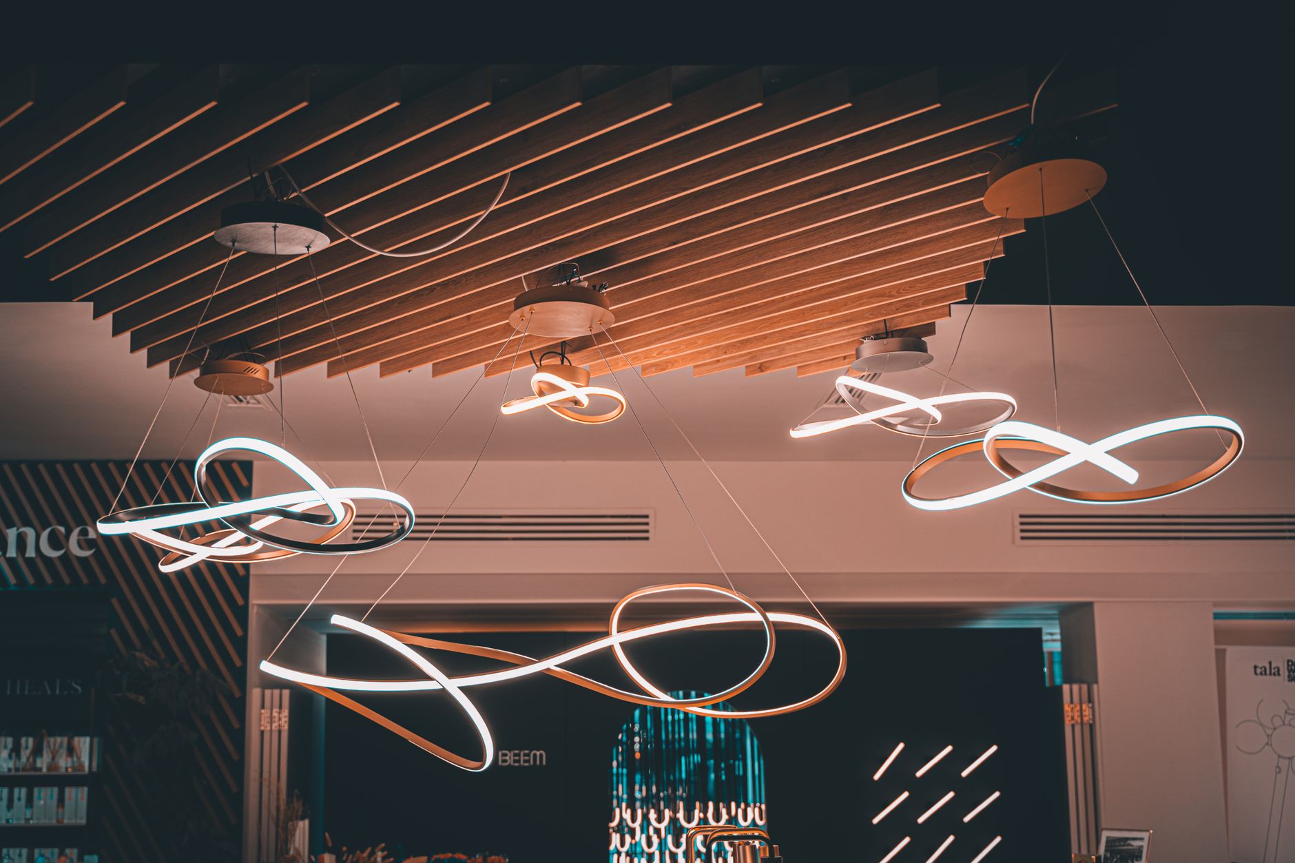 Translucent luminous ceiling with uniform LED backlighting